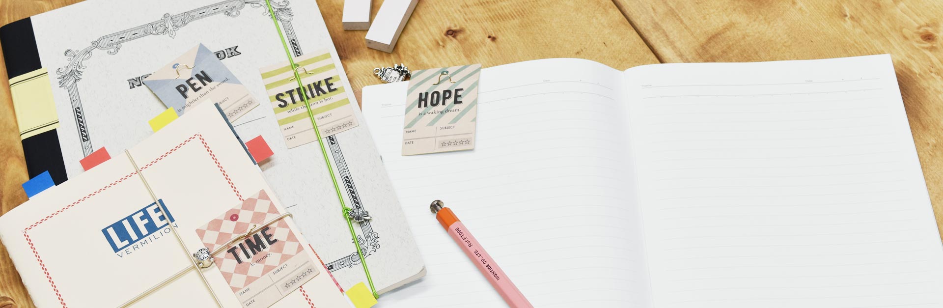 ノートや手帳、ブックカバーなどに貼ると、オリジナルのブックバンドやしおりに早変わり。